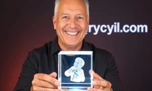 Howie Mandel holding a custom 3DCrystal.com gift, symbolizing the company's success through attention to detail.
